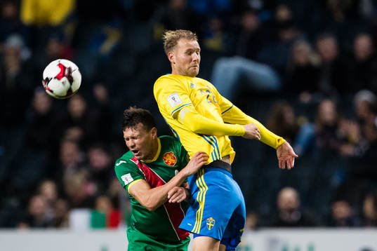 Bulgariens Vasil Bozhikov i en nickduell med Sveriges Ola