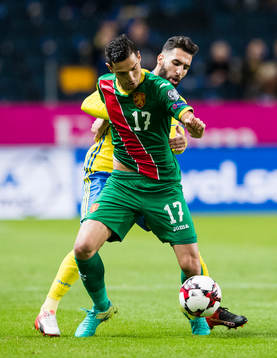 Sveriges Jimmy Durmaz i kamp om bollen med Bulgariens