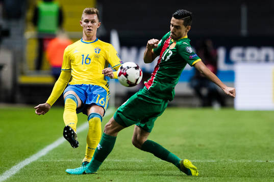 Sveriges Emil Krafth med en boll förbi Bulgariens Georgi