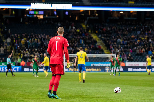 Sveriges målvakt Robin Olsen med en frispark