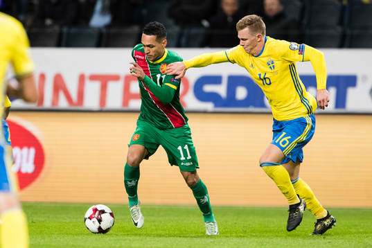 Bulgariens Marcelinho och Sveriges Emil Krafth