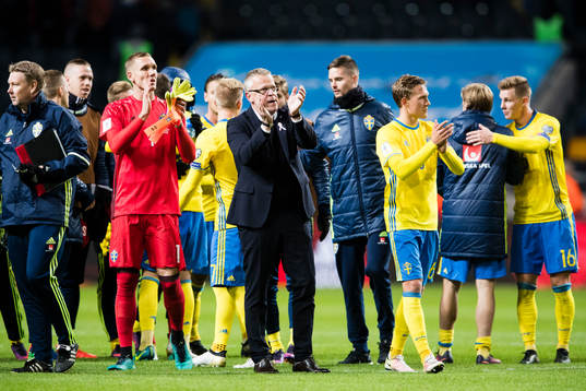 Sveriges målvakt Robin Olsen, förbundskapten Janne
