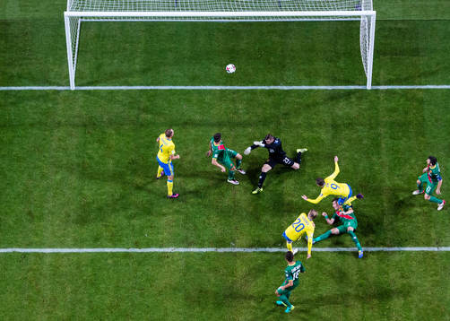 Sveriges Ola Toivonen gör 1-0 bakom Bulgariens målvakt