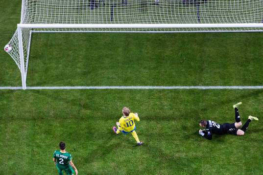 Sveriges Emil Forsberg och Bulgariens målvakt Vladislav
