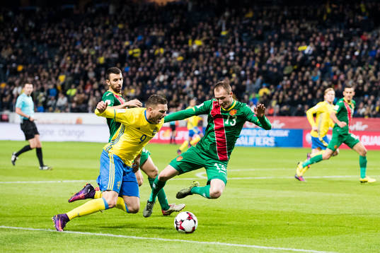 Sveriges Marcus Berg och Bulgariens Anton Nedyalkov i kamp