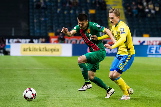 Bulgariens Strahil Popov och Sveriges Ludwig Augustinsson