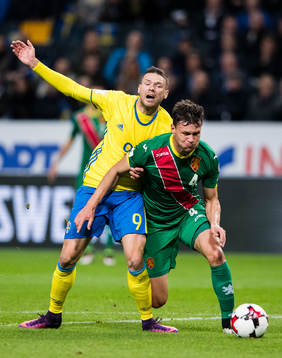 Sveriges Marcus Berg i kamp om bollen med Bulgariens Vasil
