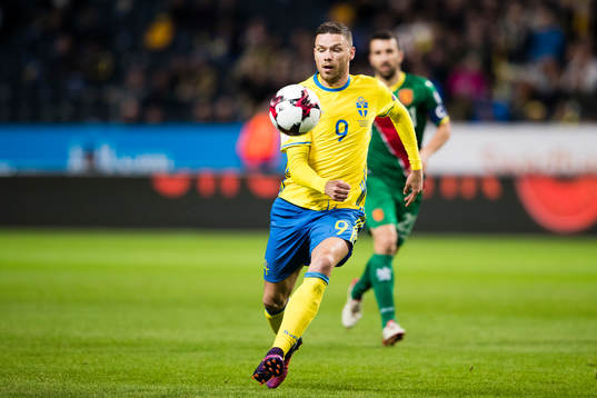 Sveriges Marcus Berg jagar bollen