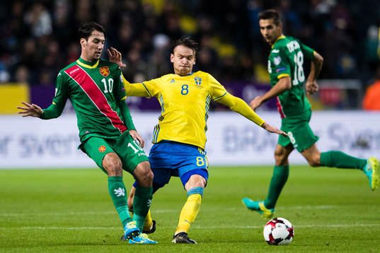 Bulgariens Ivelin Popov och Albin Ekdal tampas om bollen