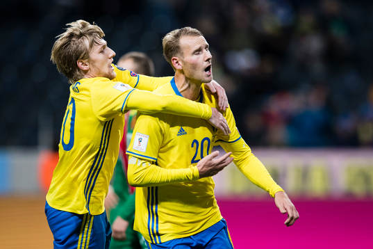 Sveriges Emil Forsberg jublar och springer