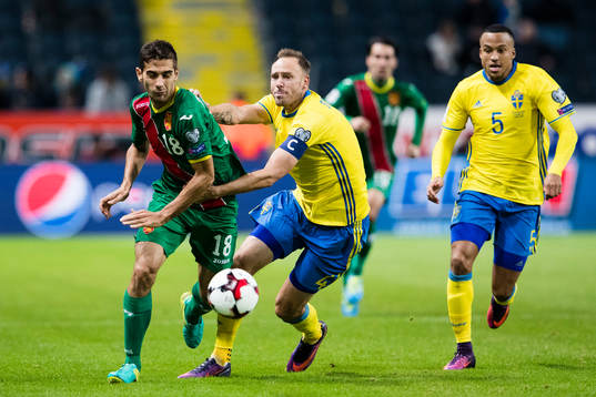 Bulgariens Ivaylo Chochev i kamp om bollen med Sveriges