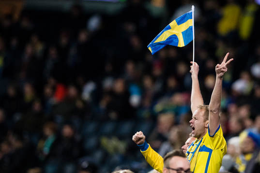 En svensk supporter jublar