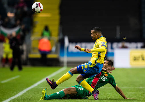 Sveriges Martin Olsson i en nörkamp med Bulgariens Ivaylo