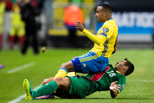 Sveriges Martin Olsson i en nörkamp med Bulgariens Ivaylo