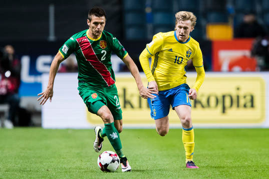 Bulgariens Strahil Popov och Sveriges Emil Forsberg