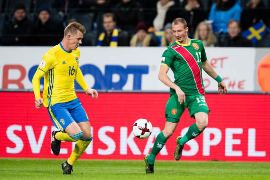 Sveriges Emil Krafth och Bulgariens Anton Nedyalkov