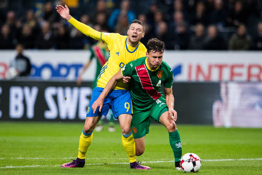 Sveriges Marcus Berg i kamp om bollen med Bulgariens Vasil