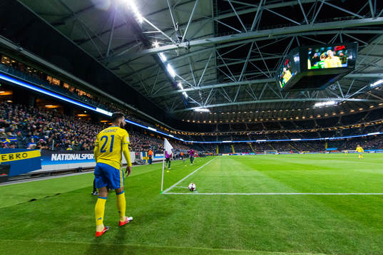 Sveriges Jimmy Durmaz med en hörna
