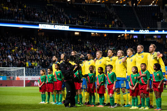 Sveriges spelare sjunger nationalsången innan
