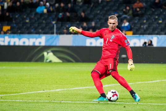 Sveriges målvakt Robin Olsen med en utspark