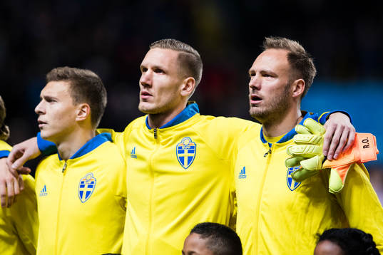 Sveriges Victor Nilsson Lindelöf, målvakt Robin Olsen och