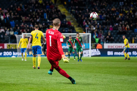 Sveriges målvakt Robin Olsen med en frispark