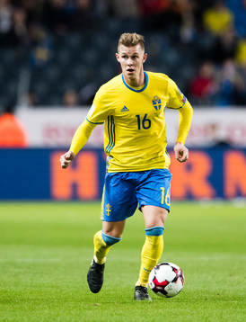 Sveriges Emil Krafth med bollen