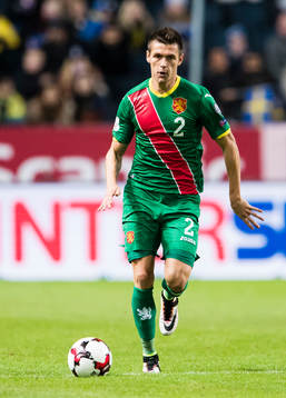 Bulgariens Strahil Popov med bollen