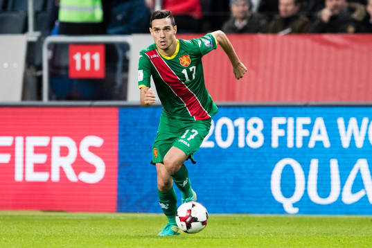 Bulgariens Georgi Milanov med bollen