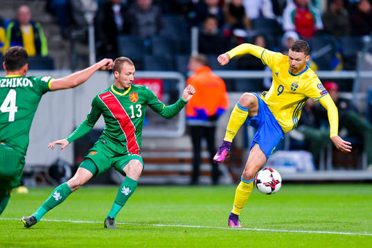 Bulgariens Anton Nedyalkov och Sveriges Marcus Berg