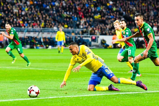 Sveriges Martin Olsson faller