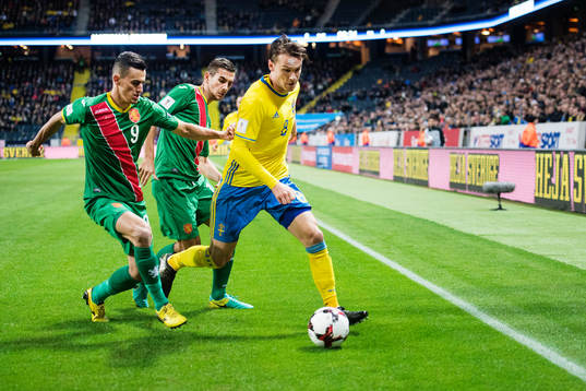 Sveriges Albin Ekdal utmanas av Bulgariens Georgi
