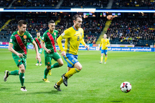 Sveriges Albin Ekdal jagas av Bulgariens Strahil Popov och