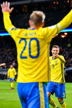 Sveriges Victor Nilsson Lindelöf jublar med Ola Toivonen