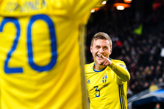 Sveriges Victor Nilsson Lindelöf jublar med Ola Toivonen