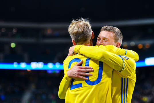 Sveriges Victor Nilsson Lindelöf jublar med Ola Toivonen