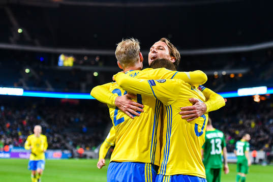 Sveriges Victor Nilsson Lindelöf jublar med Ola Toivonen