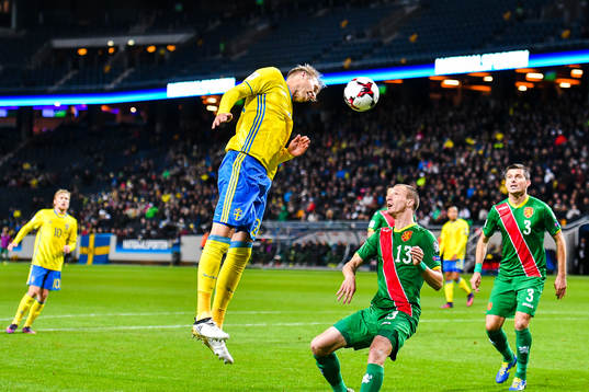 Sveriges Ola Toivonen med assist till 3--0 målet av Victor