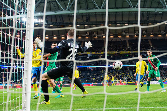 Sveriges Victor Nilsson Lindelöf gör 3-0 bakom Bulgariens