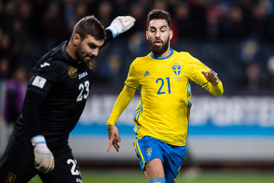 Sveriges Jimmy Durmaz utmanar Bulgariens målvakt Vladislav