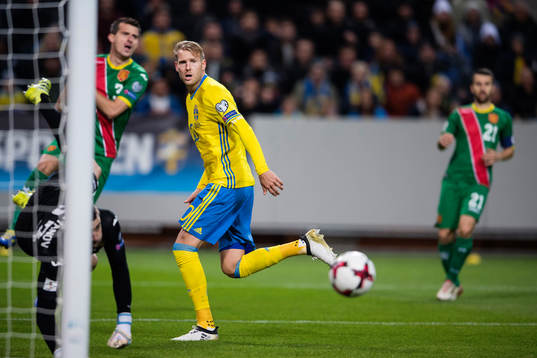 Sveriges Ola Toivonen med en målchans