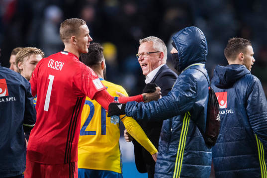 Sveriges förbundskapten Janne Andersson kramar om Jimmy