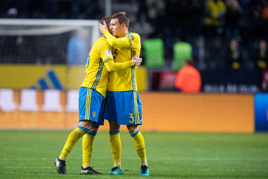 Sveriges Emil Krafth och Victor Nilsson Lindelöf kramar om