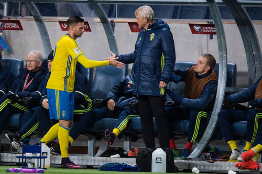 Sveriges Marcus Berg tackas av utav landslagschef Lars Richt