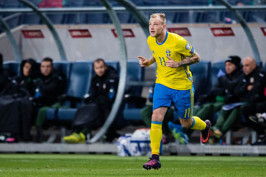 Sveriges John Guidetti tittar upp mot himlen