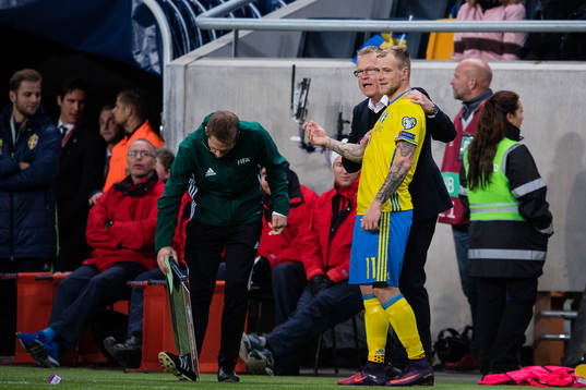 Sveriges förbundskapten Janne Andersson kramar om John