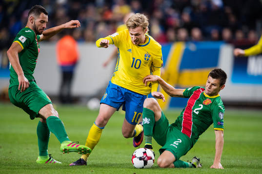 Sveriges Emil Forsberg stoppas av Bulgariens Strahil Popov