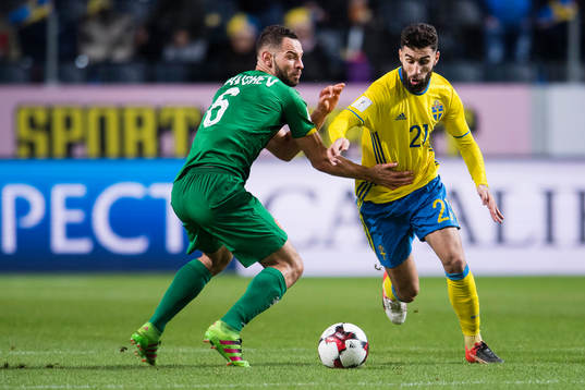 Bulgariens Simeon Slavchev försöker stoppa Sveriges Jimmy