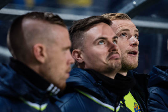 Sveriges Mikael Lustig och John Guidetti på bänken