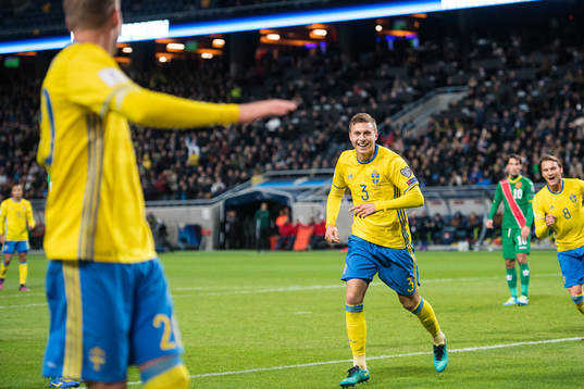 Sveriges Victor Nilsson Lindelöf jublar med Ola Toivonen
